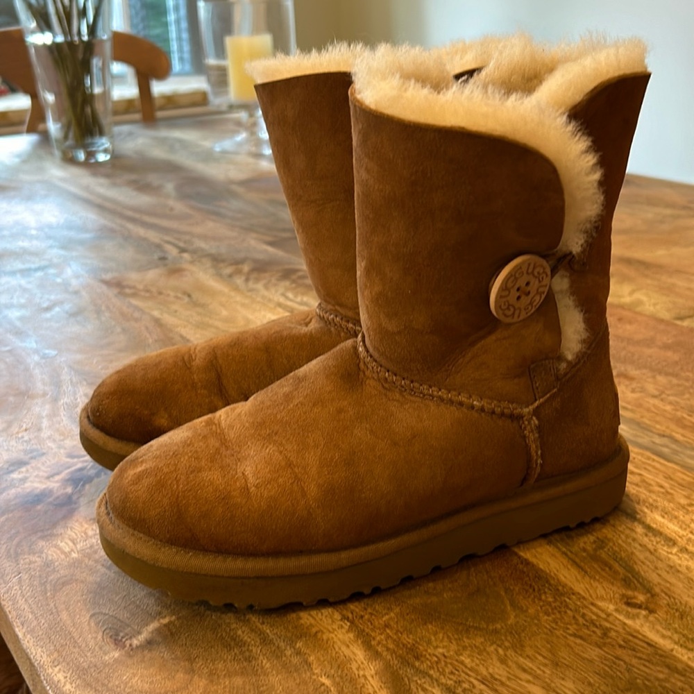 Women's Bailey Button II Uggs Size 6